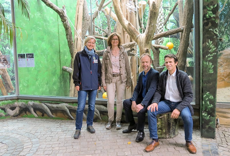 Vertreter des Zoos und der Sparkasse vor dem umgestalteten Lemurengehege (Foto: Zoo Heidelberg)