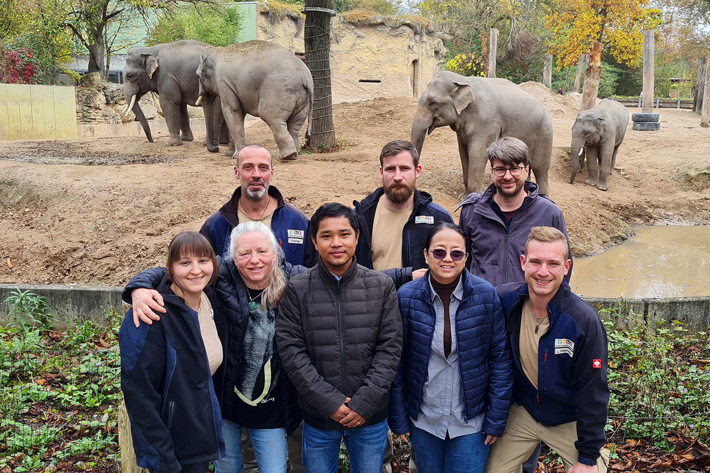 Das Tierpflegeteam des Elefantenreviers empfängt die Vertreter des Elefantenschutzprojekts von Chances for Nature und Friends of Wildlife. (Foto: Zoo Heidelberg)