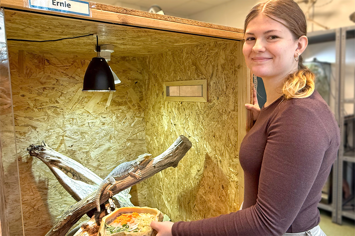 Lisa bei der täglichen Pflege der Bartagamen im Vivarium.